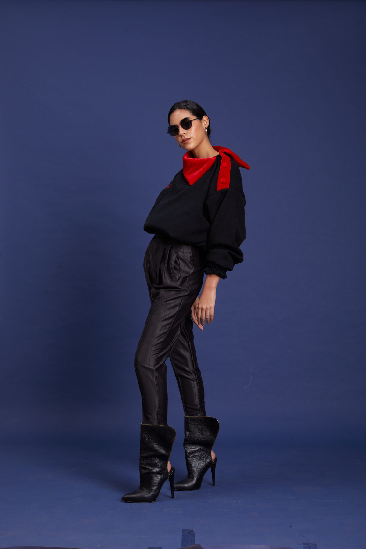 Pantalón con pliegues negro - Imagen 2